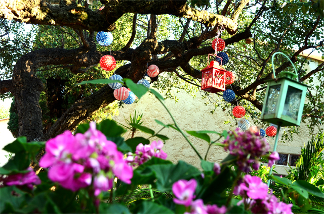 mercredie-mode-blog-home-sweet-home-deco-jardin-lampions-rouge-fleurs
