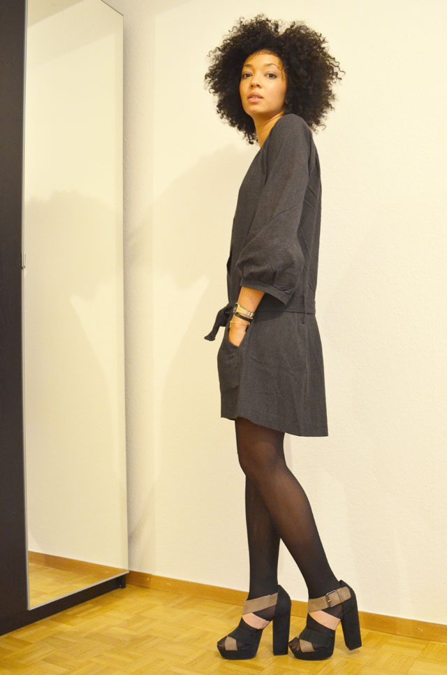 mercredie-blog-mode-look-outfit-style-h&m-sandales-compensees-robe-grise-pineapple-galeries-lafayette-1