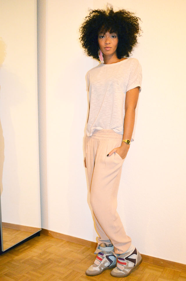 mercredie-blog-mode-afro-hair-natural-cheveux-nappy-style-look-pantalon-ample-mango-t-shirt-clous-studded-sneakers-isabel-marant-bois-de-rose
