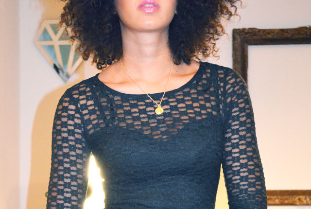 mercredie-blog-mode-outfit-look-style-look-robe-noire-dentelle-atmosphere-primark-afro-hair-natural-boucles-zoom-detail