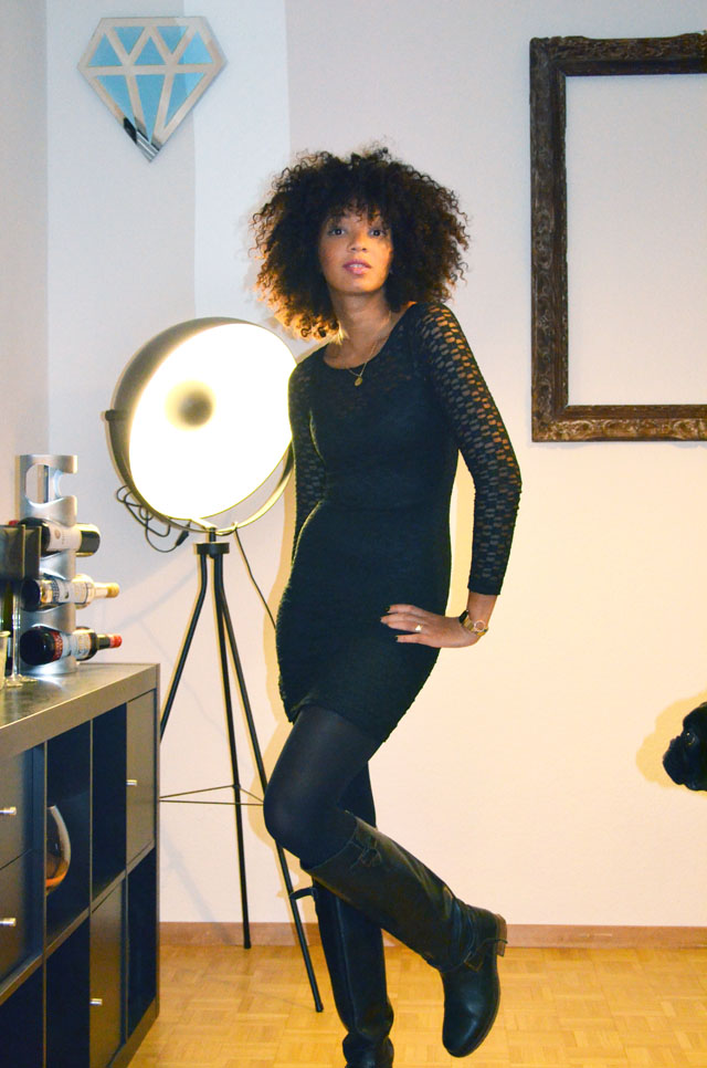 mercredie-blog-mode-outfit-look-style-look-robe-noire-dentelle-atmosphere-primark-bottes-zip-afro-hair-natural-boucles-nappy.jpg