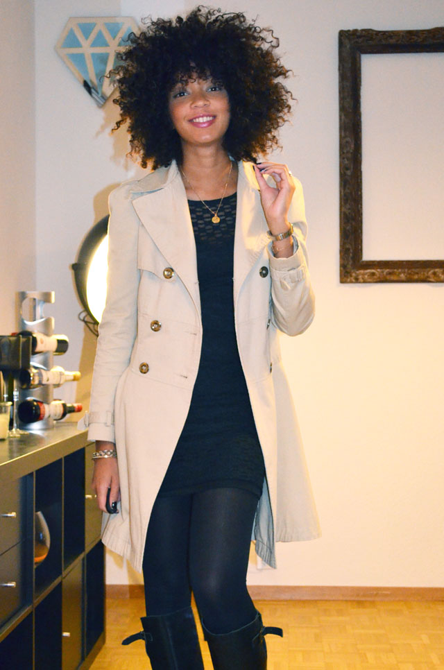 mercredie-blog-mode-outfit-look-style-look-robe-noire-dentelle-atmosphere-primark-bottes-zip-asos-trench-corset-afro-hair-natural-boucles-nappy-medaille-bapteme
