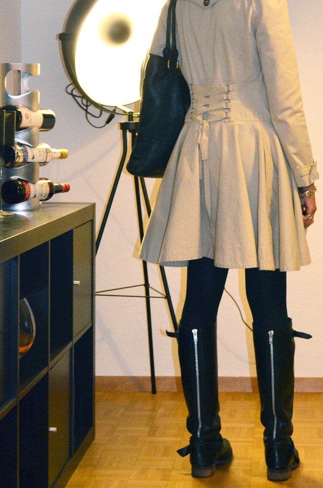 mercredie-blog-mode-outfit-look-style-look-robe-noire-dentelle-atmosphere-primark-bottes-zip-asos-trench-corset