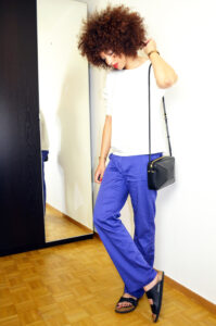 mercredie-blog-mode-sac-alex-marc-by-marc-jacobs-pantalon-bleu-klein-roi-manoukian-sweat-blanc-zara-afro-hair-natural-nappy-birkenstock-arizona-outfit-look-inspiration4