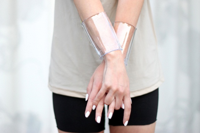 ivania-carpio-love-aesthetics-plastic-transparent-bracelet-mercredie-blog-mode