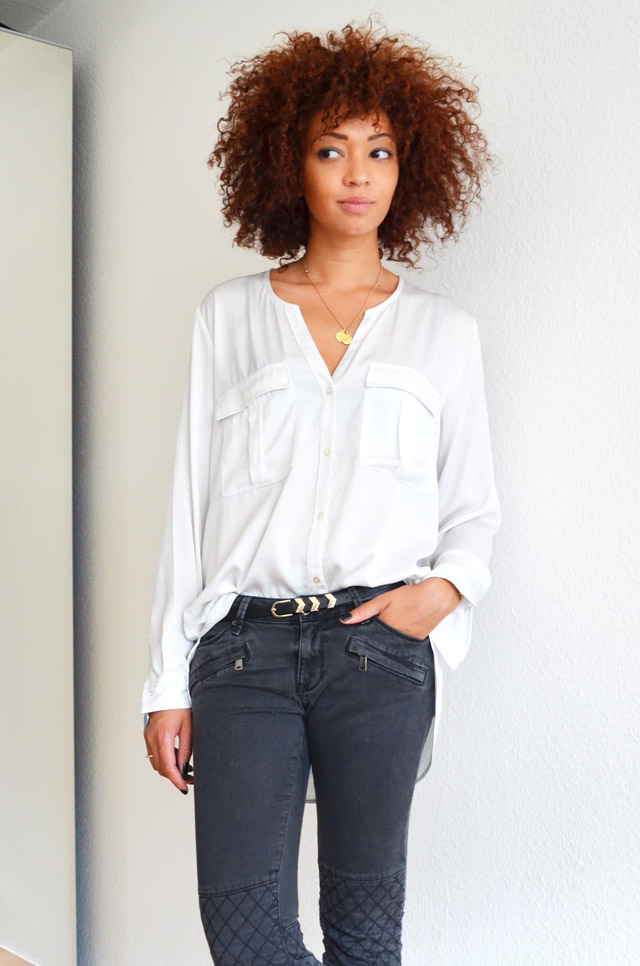 mercredie-blog-mode-geneve-suisse-blogueuse-bloggeuse-jean-biker-zara-gris-cheveux-naturels-afro-hair-nappy-curls-curly-chemise-blanche-white-shirt