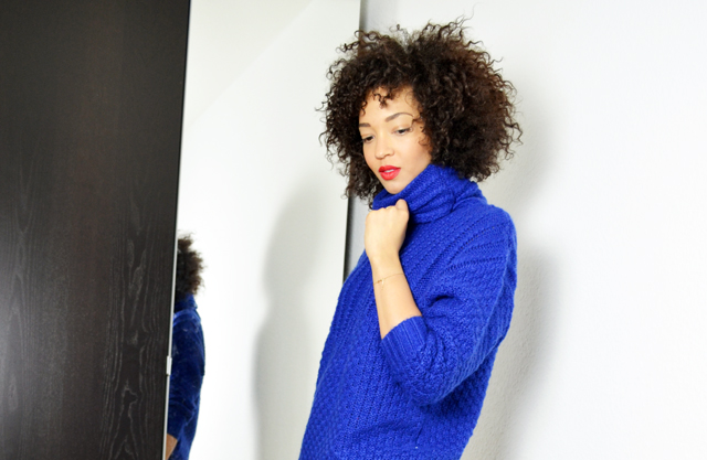 mercredie-blog-mode-geneve-fashion-blogger-blogueuse-bloggeuse-mode-les-petites-pulls-bleu-klein-afro-hair-cheveux-frises-nappy