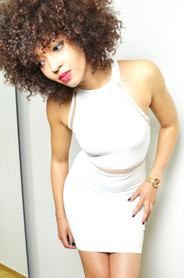 mercredie-blog-mode-geneve-suisse-switzerland-minimalist-outfit-look-style-fashion-chicwish-blanc-white-curly-nappy-natural-hair-afro