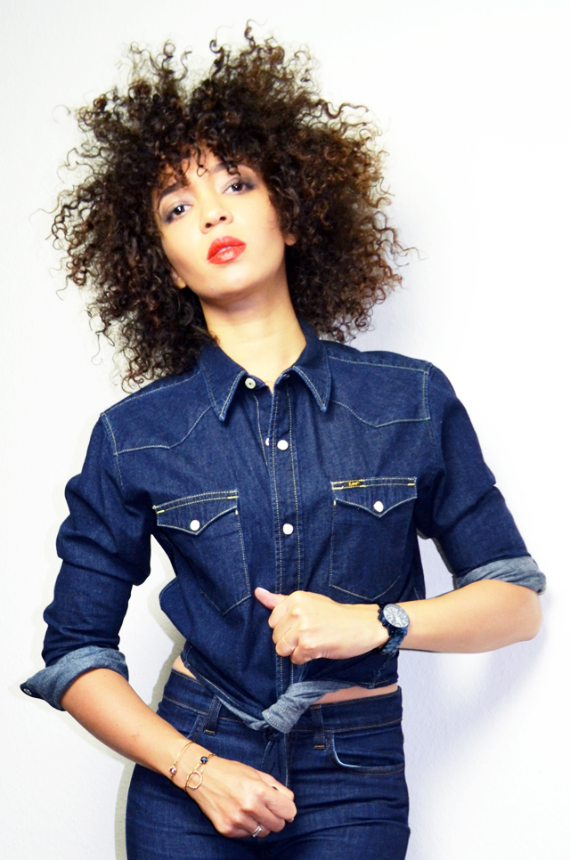 mercredie-blog-mode-guess-instant-bleu-montre-W0448L5-denim-total-look-lee-red-lipstick-curly-hair-cheveux-frises-boucles-natural-nappy
