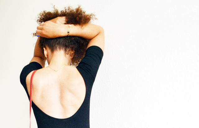 mercredie-blog-mode-geneve-suisse-body-noir-decollete-echancre-dos-afro-hair-bun