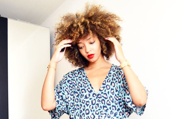 mercredie-blog-geneve-combinaison-h&m-leopard-isapera-fokos-afro-hair-curly-curls-cheveux-frises-blonde-balayage-estee-lauder-pure-color-gloss-hot-cherry