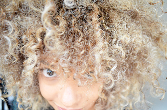 mercredie-blog-geneve-salon-coiffure-jennifer-tasset-chambery-couleur-cheveux-frises-naturels-afro-blonds-blonde-highlights-meches4