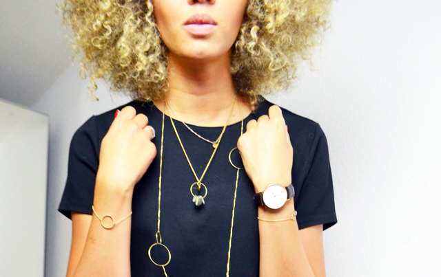mercredie-blog-mode-geneve-and-other-stories-collier-cercle-circle-necklace-blonde-nappy-curly-hair-afro-bleached-cheveux-frises-blonds-decoloration-naturels-natural