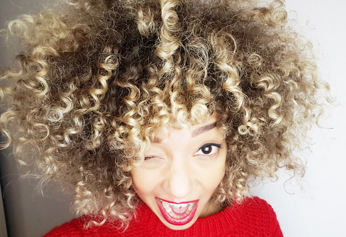 mercredie-blog-mode-geneve-beaute-bonnes-resolutions-nouvelle-annee-2016-pull-bimba-y-lola-curly-blonde-natural-afro-hair-cheveux-frises-naturels