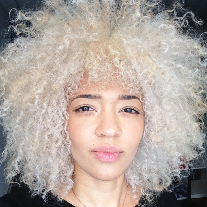 mercredie-blog-beaute-cheveux-afro-naturels-decoloration-bleached-hair-natural-platine-blonde-curls-curly-frises-big-platinum-dark-girl-mixed-tanned2