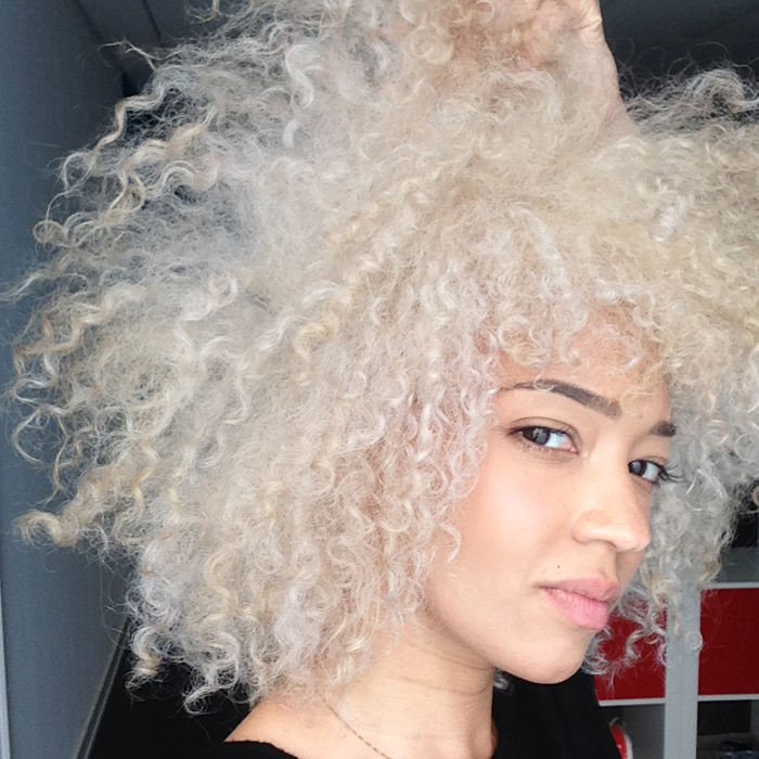 mercredie-blog-beaute-cheveux-afro-naturels-decoloration-bleached-hair-natural-platine-blonde-curls-curly-frises-big-platinum-dark-girl-mixed-tanned3