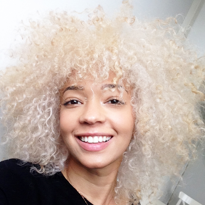 mercredie-blog-beaute-cheveux-afro-naturels-decoloration-bleached-hair-natural-platine-blonde-curls-curly-frises-big-platinum-dark-girl-mixed-tanned5