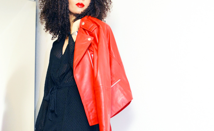 mercredie-blog-mode-combinaison-plumeti-h&m-noire-black-jumpsuit-escarpins-asos-blouson-cuir-rouge-123-paris