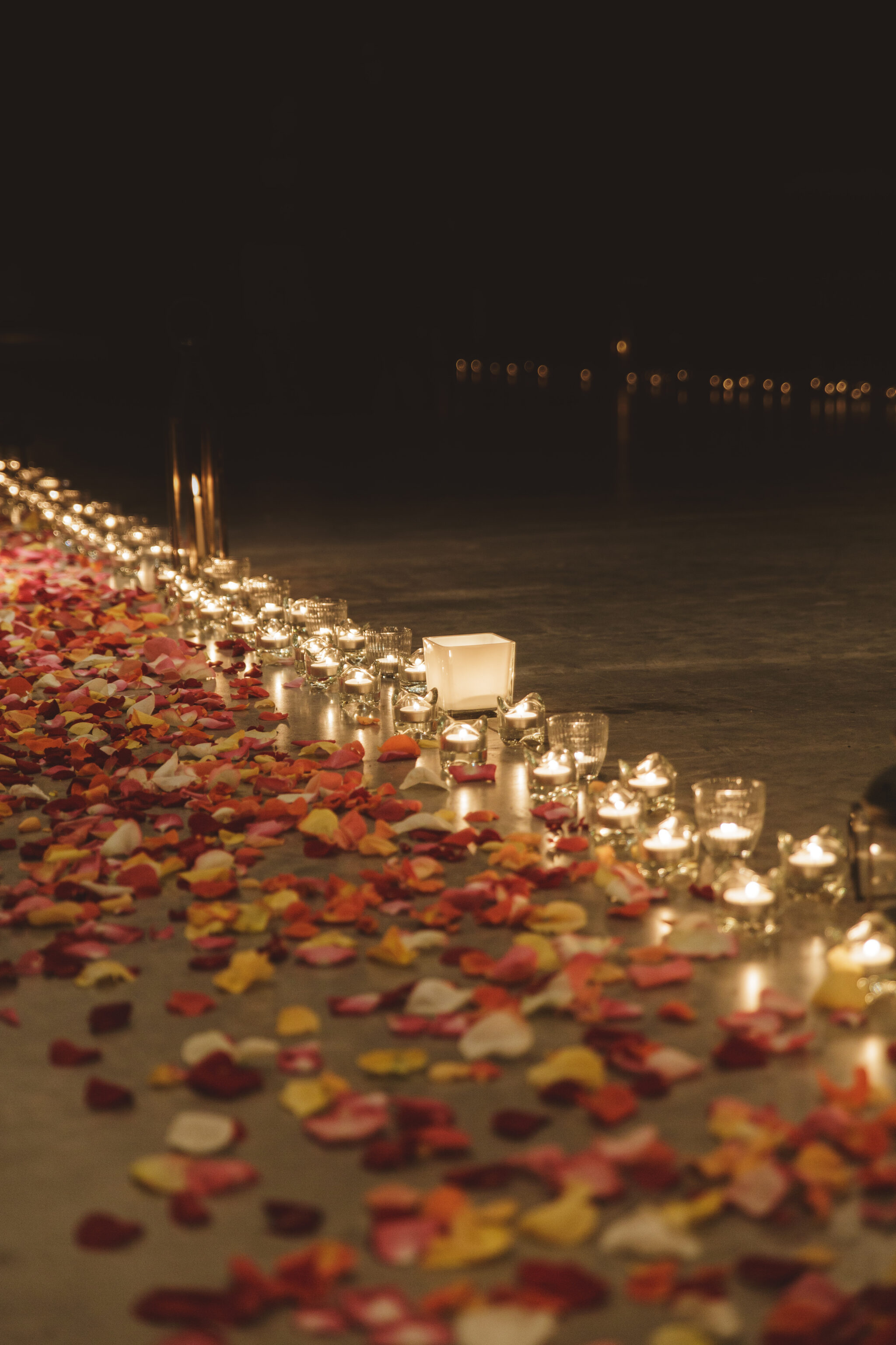 mercredie-mariage-blog-fleurs-aromatics-arles-decoration-chemin-lumineux-chandelles