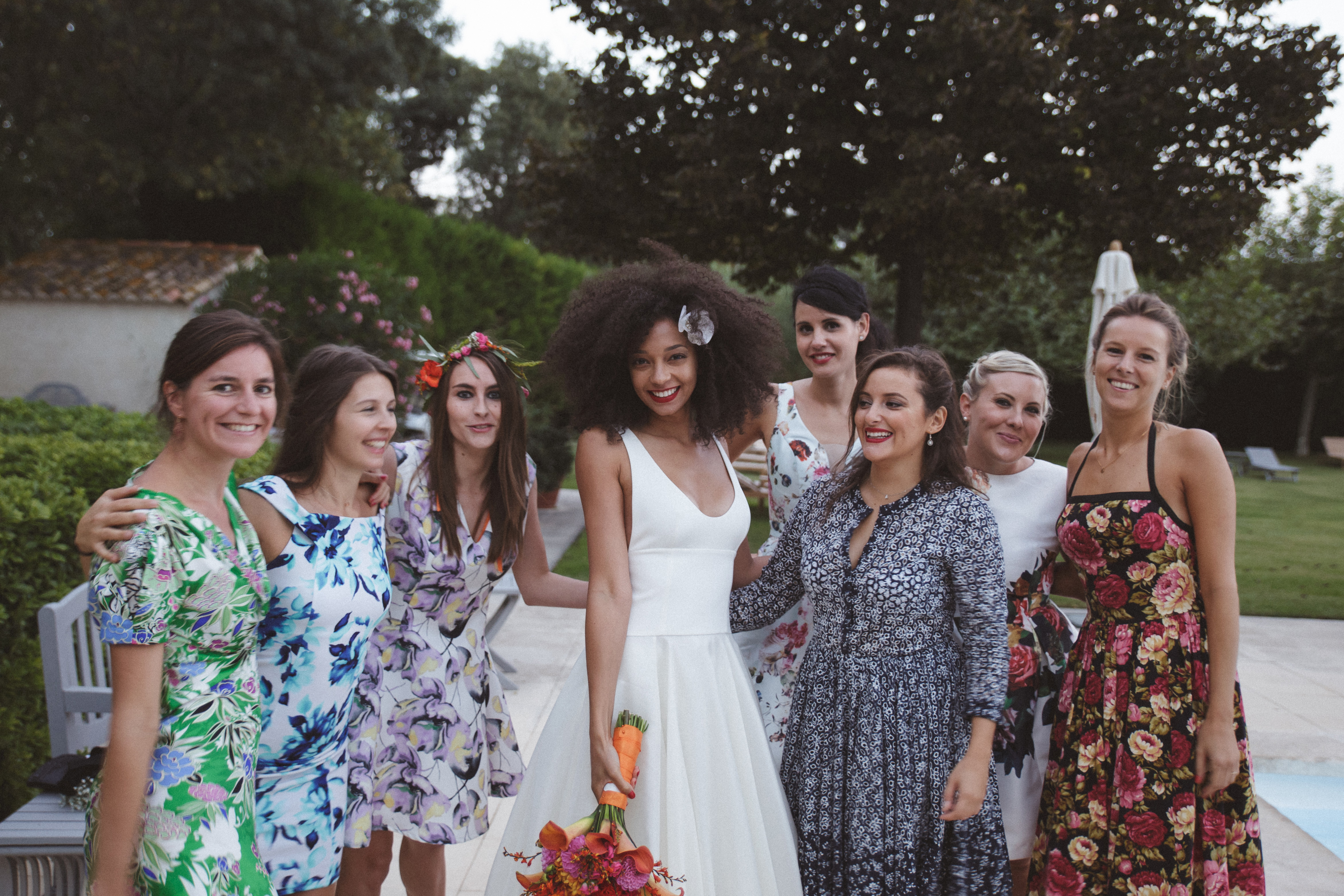 mercredie-mariage-blog-bouquet-fleurs-aromatics-arles-deco-robe-fleurie-theme-mismatched-dress-dresses-mas-de-peint-bridesmaids-dresscode-bride