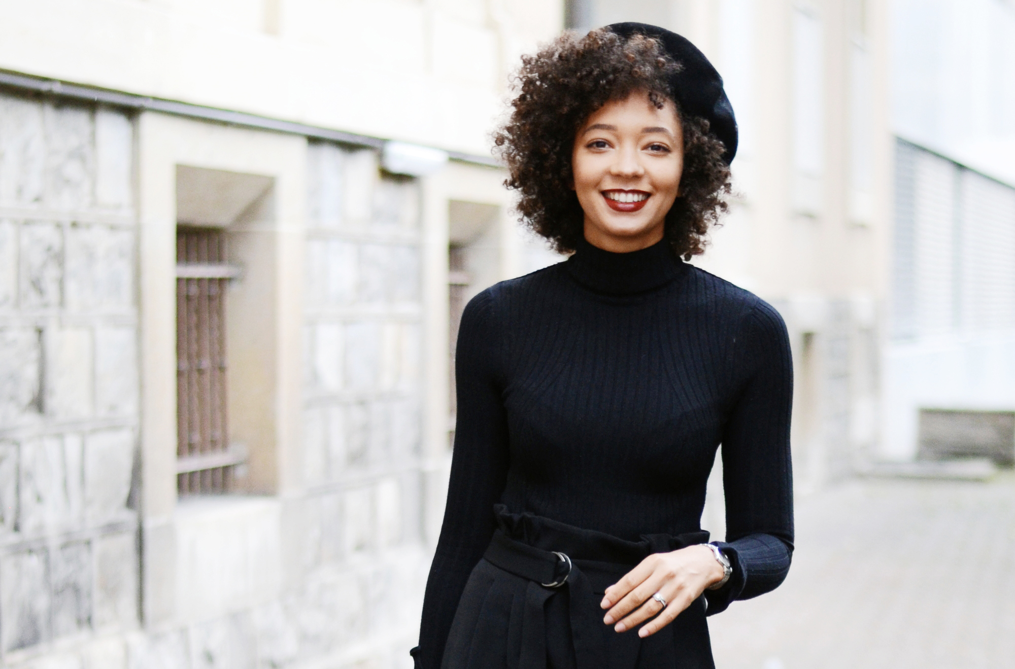 mercredie-blog-mode-geneve-suisse-fashion-blogger-all-black-outfit-chic-nars-audacious-lipstick-rouge-a-levres-louise-curly-hair-afro-cheveux-frises-beret-parisian-look