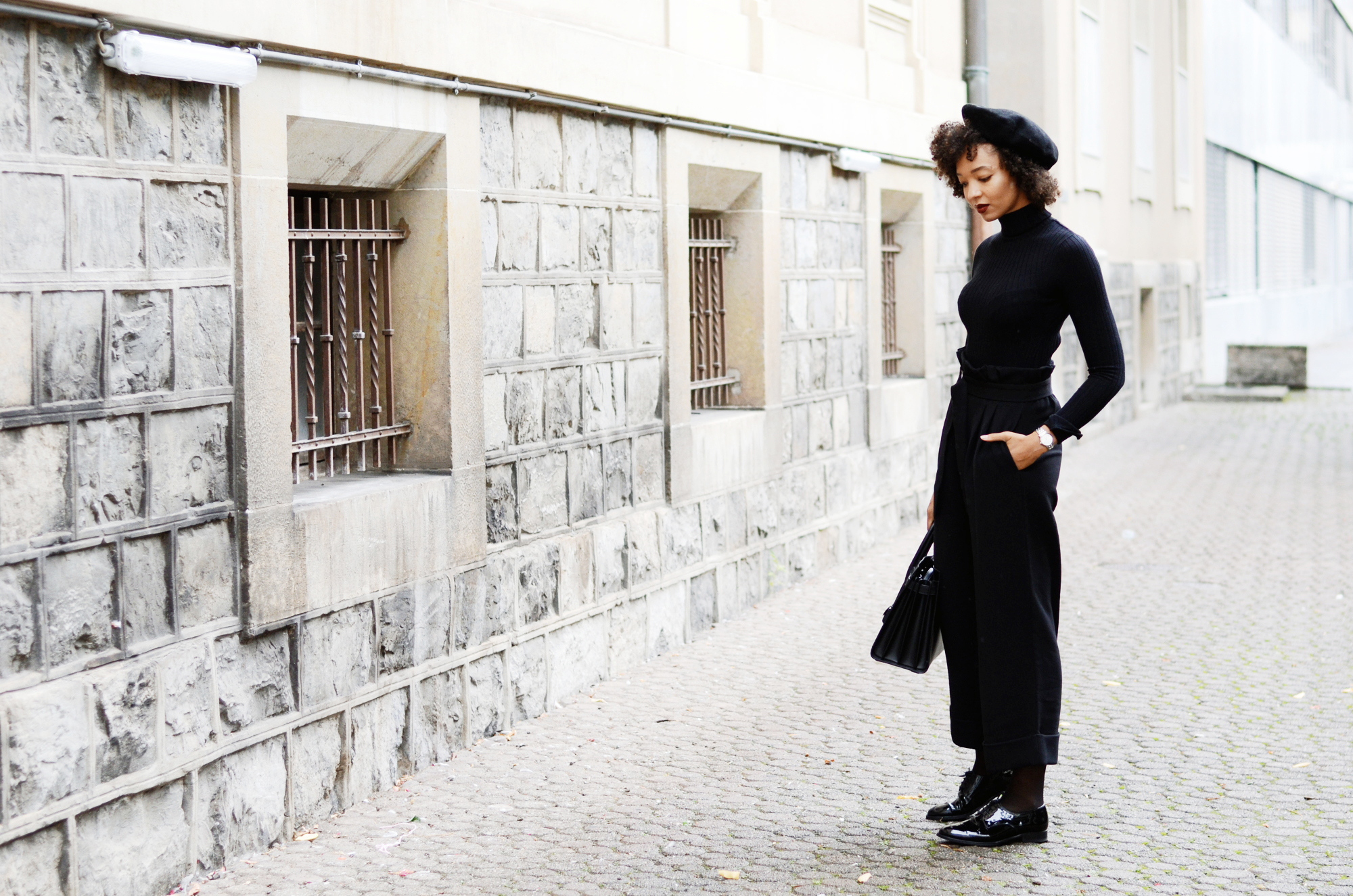mercredie-blog-mode-geneve-suisse-fashion-blogger-all-black-outfit-chic-saint-laurent-sac-de-jour-black-matte-derbies-vernies-shoepassion-102-afro-beret-parisian-look