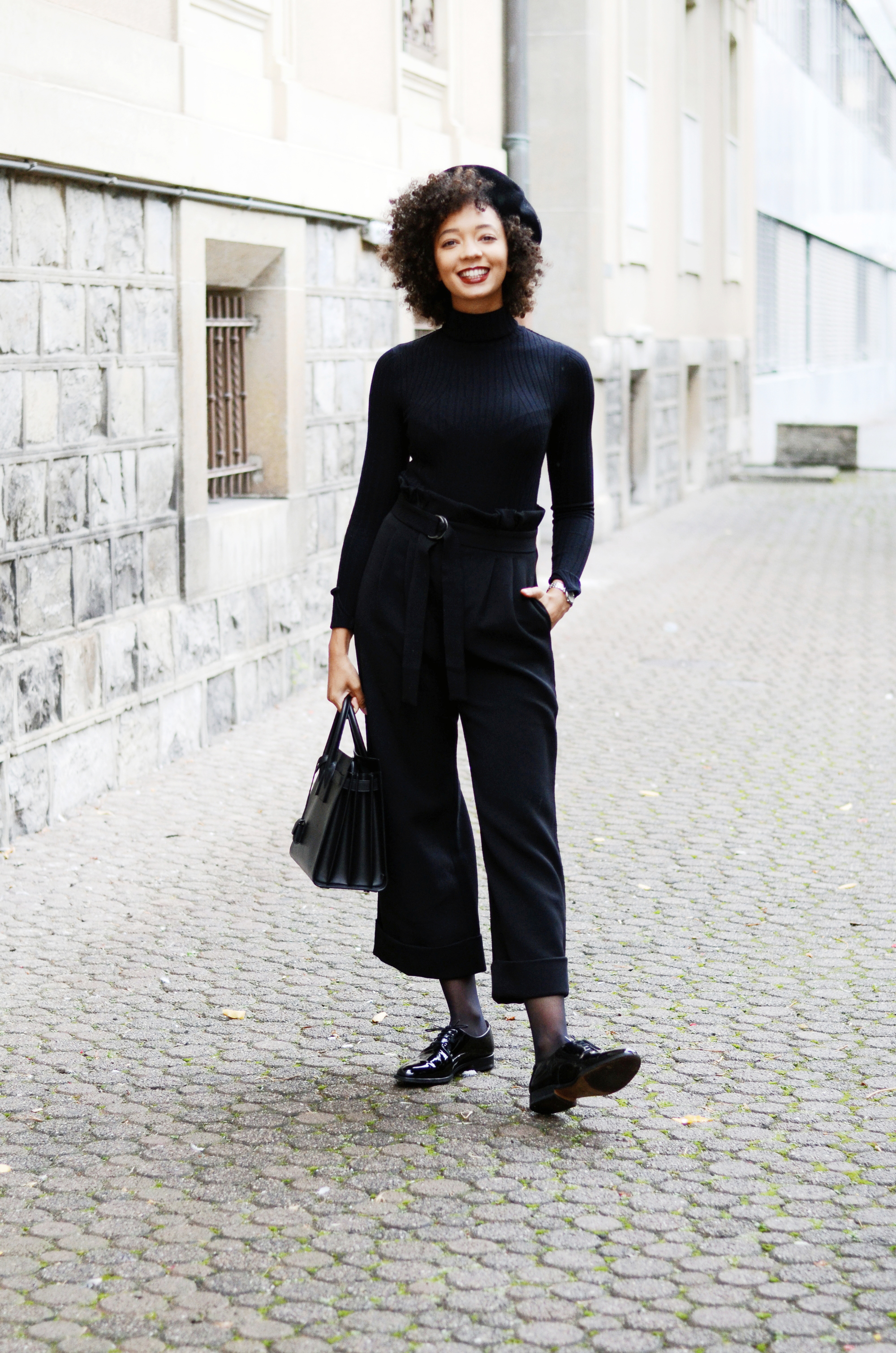 mercredie-blog-mode-geneve-suisse-fashion-blogger-all-black-outfit-chic-saint-laurent-sac-de-jour-black-matte-derbies-vernies-shoepassion-102-afro-beret-parisian-look