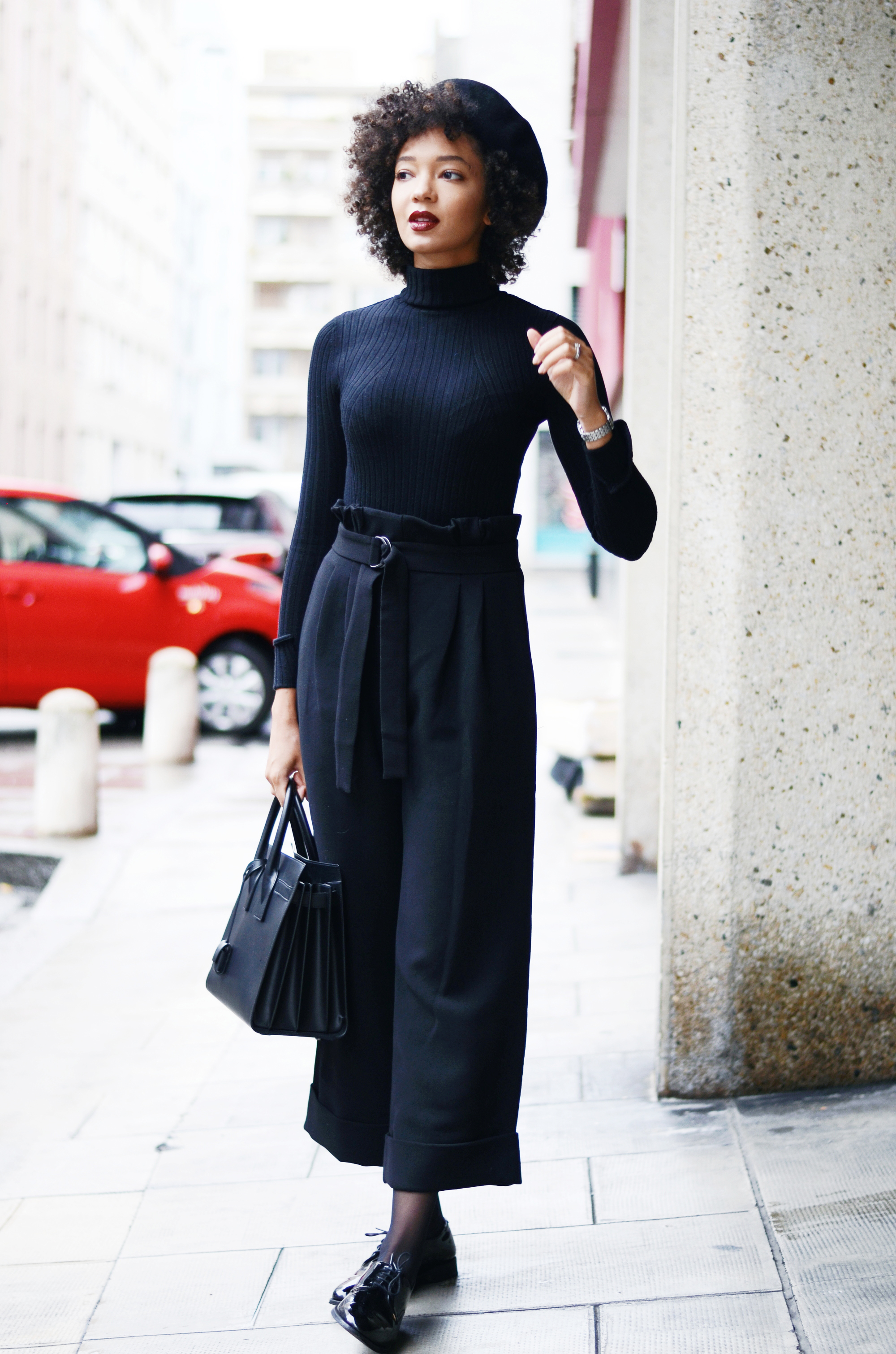 mercredie-blog-mode-geneve-suisse-fashion-blogger-all-black-outfit-chic-saint-laurent-sac-de-jour-black-matte-derbies-vernies-shoepassion-102-afro-beret