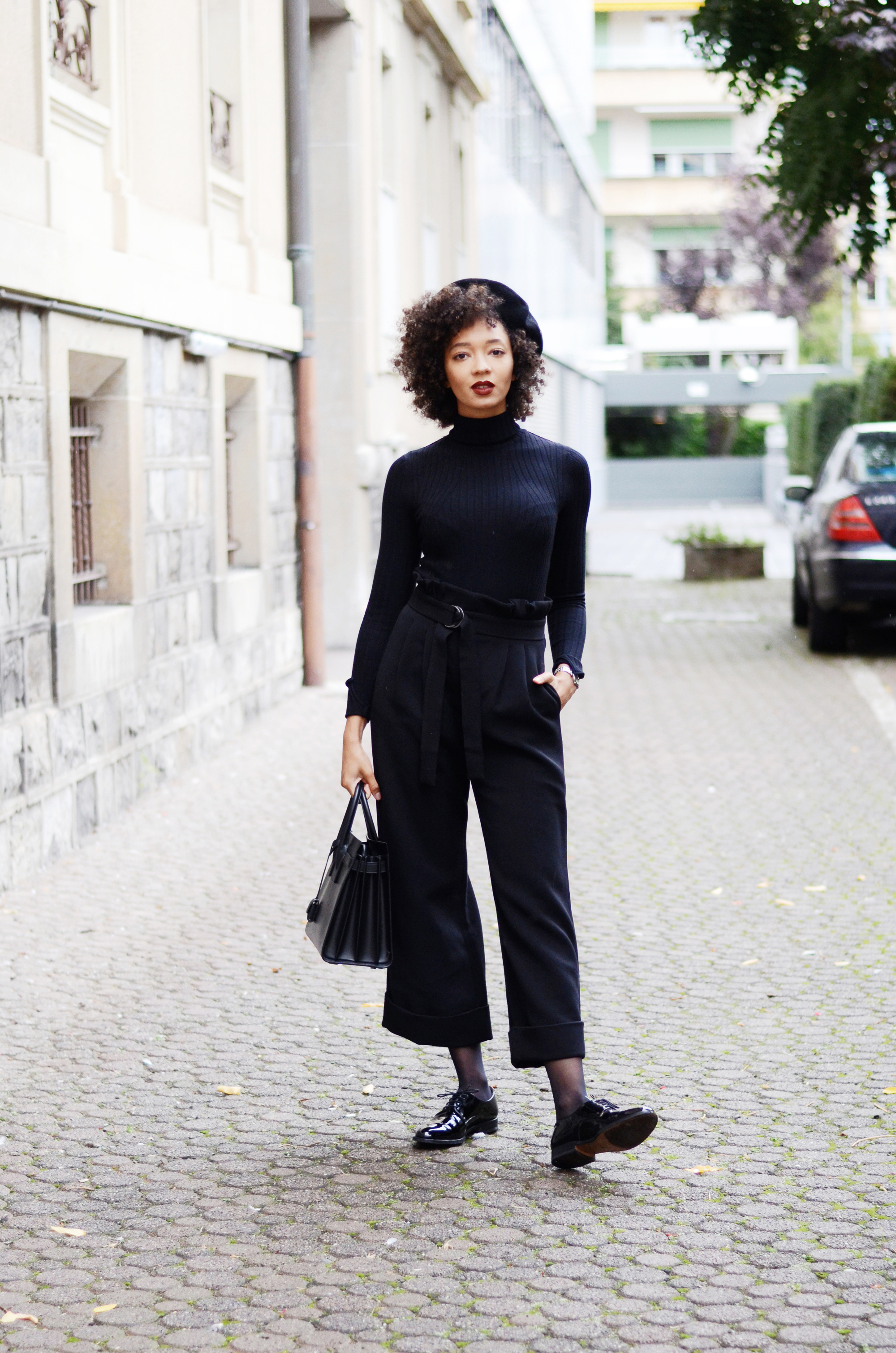 mercredie-blog-mode-geneve-suisse-fashion-blogger-all-black-outfit-chic-saint-laurent-sac-de-jour-black-matte-derbies-vernies-shoepassion-102-afro-beret